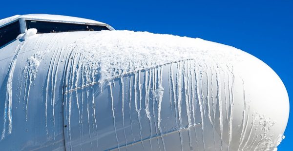
Un épisode de froid exceptionnel a totalement paralysé l’aéroport de Kittilä, en Laponie finlandaise, où les températures
