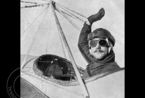 
Histoire de l’aviation – 24 janvier 1913. Alors qu’il a pris son envol de France, l’aviateur de nationalité suisse Osca