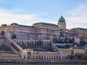
  Isten hozott Magyarországon ! » Traduction :   Bienvenue au pays des Magyars », peuple ancestral venu d’Asie centrale co