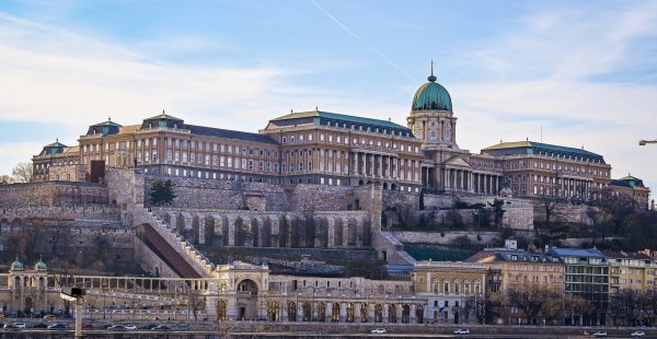 
  Isten hozott Magyarországon ! » Traduction :   Bienvenue au pays des Magyars », peuple ancestral venu d’Asie centrale co