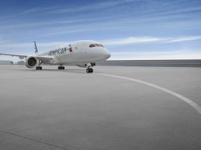 
American Airlines se retrouve sous le feu des critiques après avoir défendu une règle de remboursement plafonnant à 40% le pr