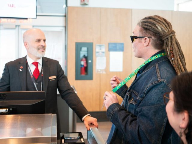 Air Canada adopte le cordon Tournesol pour mieux servir les passagers ayant un handicap invisible 2 Air Journal