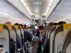 
La compagnie aérienne Vueling refuse régulièrement des passagers à la porte d’embarquement à l’aéroport de Barcelone po