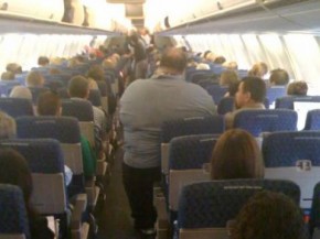 
Une passagère visiblement obèse a été contrainte de monter sur le tapis bagage pour être pesée, après avoir annoncé à l 