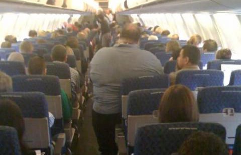 
Une passagère visiblement obèse a été contrainte de monter sur le tapis bagage pour être pesée, après avoir annoncé à l 