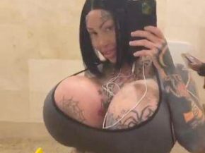 
Mary Magdalene, intagrameuse canadienne connue pour ses nombreuses opérations de chirurgie esthétique, accuse American Airlines