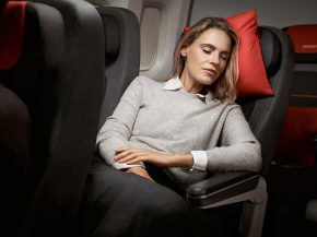 Arriver reposé après un vol long-courrier, bénéficier de services favorisant le sommeil ou voyager au calme : le confort en av