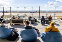 
En raison du conflit au Moyen-Orient et des fermetures d’espaces aériens, des milliers de passagers voient leurs vols annulés