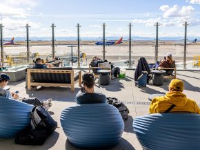 
En raison du conflit au Moyen-Orient et des fermetures d’espaces aériens, des milliers de passagers voient leurs vols annulés