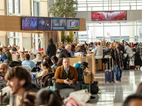 
Les aéroports du monde ont enregistré 9,8 milliards de passages de passagers en 2025, un record selon l’Airports Council Inte