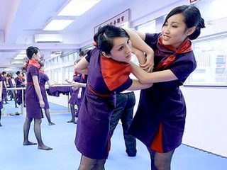 air-journal-passagers-chinois-hotesse-auto-defense