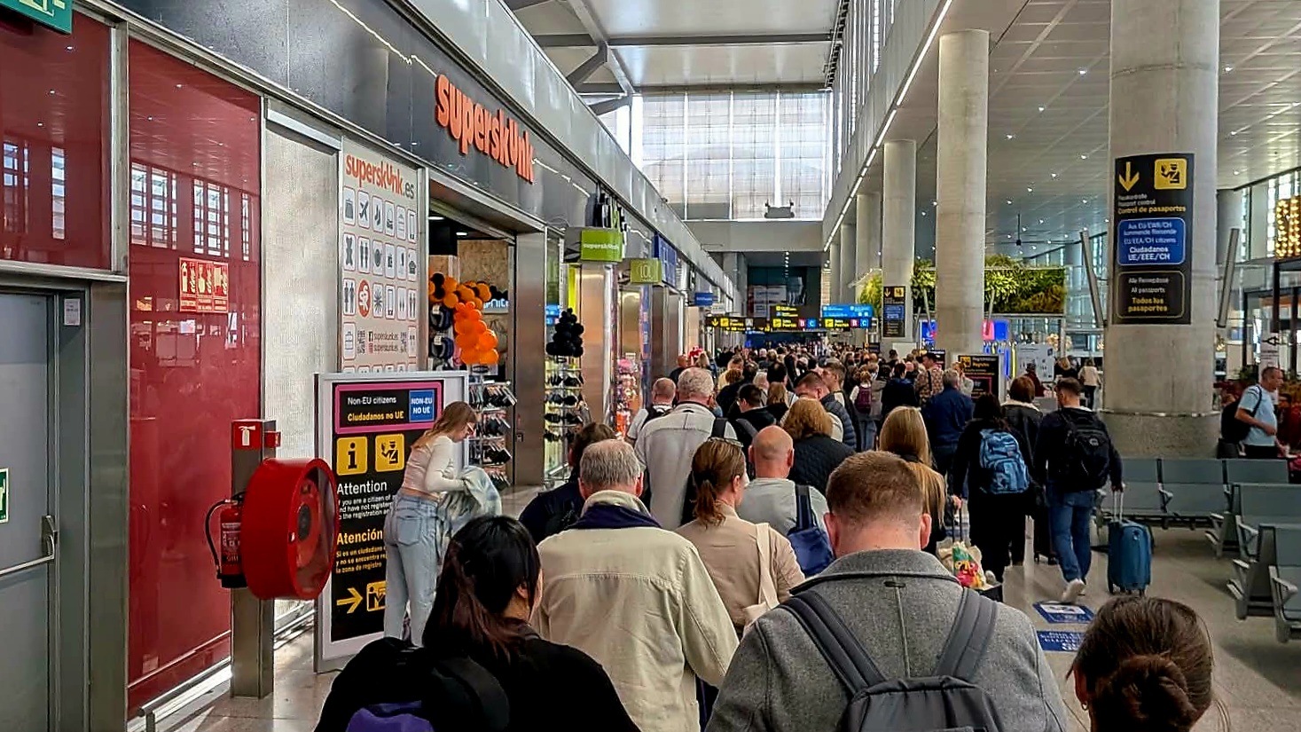 Contrôles biométriques aux frontières de Schengen : files d’attente record et aéroports européens sous pression 1 Air Journal Contrôles biométriques aux frontières de Schengen : files d’attente record et aéroports européens sous pression 1 Air Journal