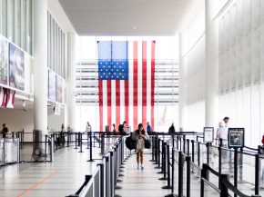 
Les États-Unis renforcent le contrôle des réseaux sociaux dans le cadre des demandes de visas. La mesure vise désormais les j