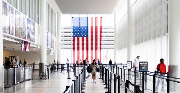 
Les États-Unis renforcent le contrôle des réseaux sociaux dans le cadre des demandes de visas. La mesure vise désormais les j