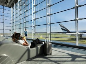 
La guerre au Moyen-Orient ne bouleverse pas seulement les routes aériennes : elle redessine aussi la carte du tourisme mondial, 