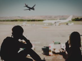 
2025 a offert son lot de scènes improbables dans les airs, entre bébés pressés de naître en plein vol, pilotes ivres, télé