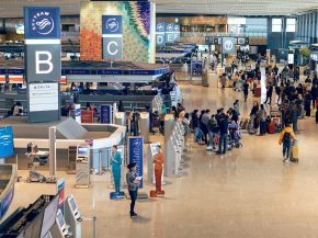 
L’aéroport Soekarno-Hatta de Jakarta a interrompu ses opérations ce dimanche matin après avoir détecté des cendres volcani