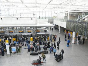 
À l aéroport de Munich, les écrans interactifs d ITS ont été fixés sur les chariots à bagages à main existants. La soluti