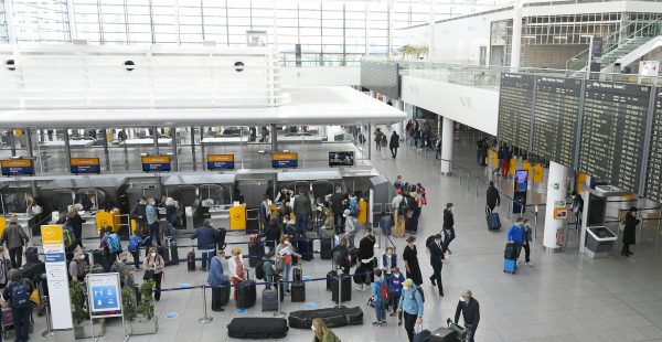 
À l aéroport de Munich, les écrans interactifs d ITS ont été fixés sur les chariots à bagages à main existants. La soluti