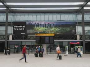
Un homme a été arrêté vendredi matin à l’aéroport de Londres-Heathrow après qu’un différend entre plusieurs individus