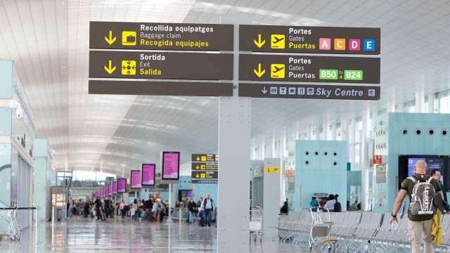 Toilettes, gilets jaunes et ascenseur sécurisé : l’étrange filière clandestine de l’aéroport de Barcelone