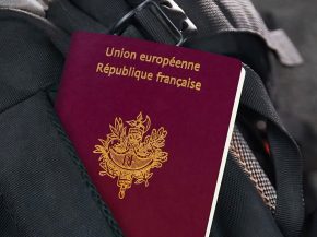 
EasyJet a été condamnée par le tribunal judiciaire de Lyon à verser près de 5 000 euros à un passager après avoir refusé 