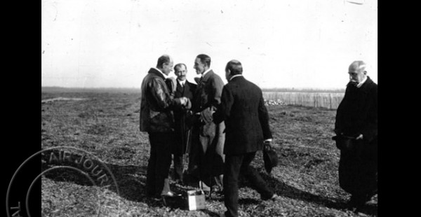 Histoire de l’aviation – 20 février 1909. En ce samedi 20 février 1909, il y a foule au hangar de Pont-Long et pour cause, l