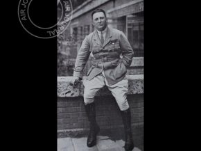 


Histoire de l’aviation – 9 juin 1924. C’est à l’aérodrome de Kohosaka que le lieutenant de nationalité française G