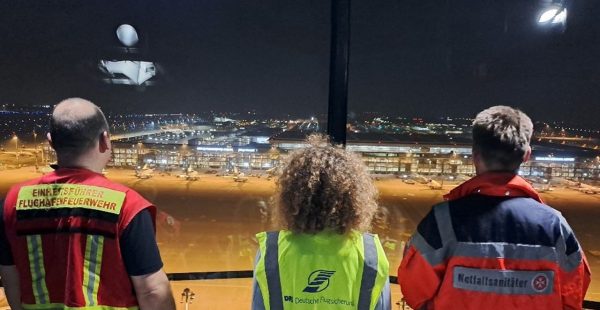 
L aéroport Berlin-Brandebourg a temporairement suspendu ses vols durant près de deux heures hier soir, suite à la détection d