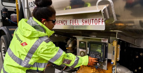 La hausse du prix du carburant fragilise les compagnies aériennes et complique leur transition énergétique. Réunis à Bruxelle
