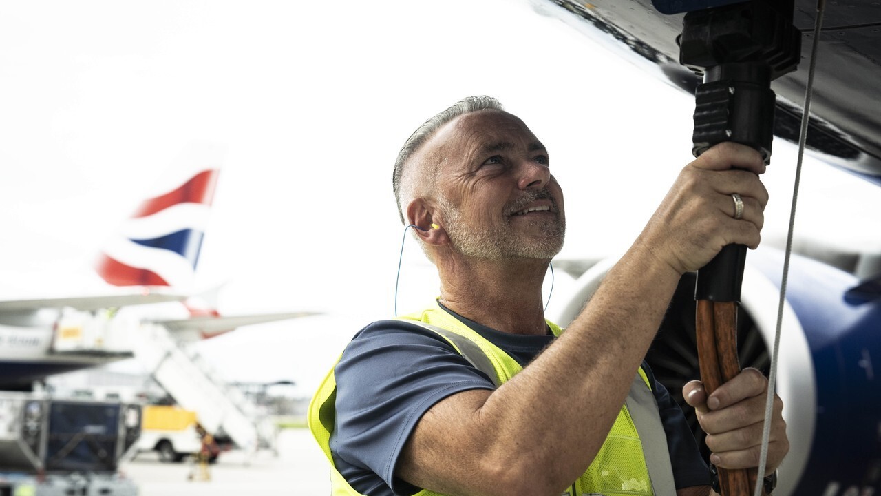 https://www.air-journal.fr/wp-content/uploads/air-journal-personnel-au-sol-ravitallement-carburant-source-British-Airways.jpg