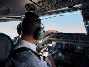  

Insolite. Un pilote d un vol cargo en Australie s est profondément endormi dans son cockpit jusqu à dépasser sa desti