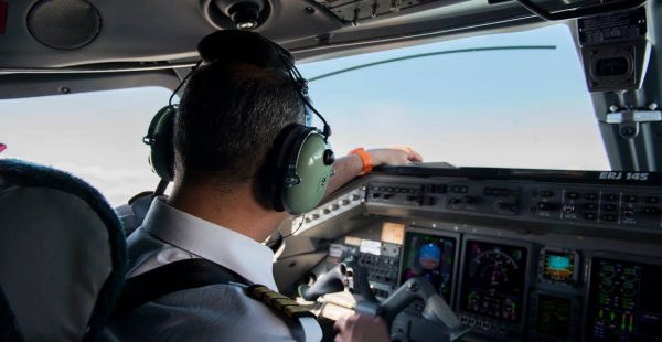  

Insolite. Un pilote d un vol cargo en Australie s est profondément endormi dans son cockpit jusqu à dépasser sa desti