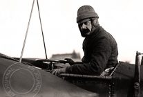 
Histoire de l’aviation – 17 août 1911. Alors qu’il évoluait à trente mètres de hauteur au-dessus du terrain d’aviatio
