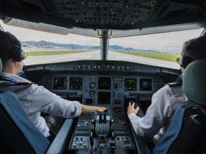 
Le syndicat des pilotes de la compagnie aérienne WestJet a déposé un préavis de grève pour le 19 mai au Canada, tandis qu’