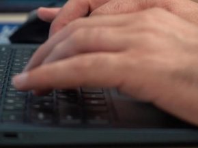 
Un informaticien australien de 44 ans, Michael Clapsis, a été condamné à sept ans et quatre mois de prison pour avoir install