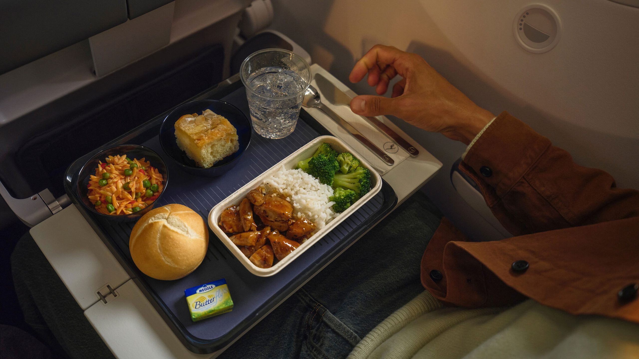 Lufthansa distribue pour la première fois une trousse de confort en classe Économie 1 Air Journal