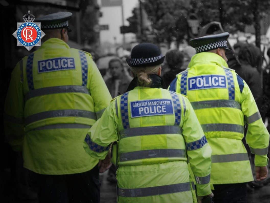 Aéroport de Manchester : un policier frappe à coups de pied un homme à terre (vidéo)