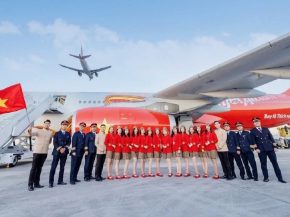 Vietjet a inauguré, le 10 octobre 2026, sa liaison entre Hanoï et Prague via Almaty, au Kazakhstan. Exploitée deux fois par sem