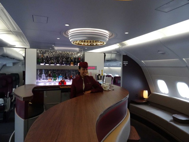 air-journal-qatar-a380-bar-hotesse