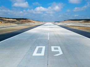 
L’aéroport d’Istanbul a mis en service sa quatrième piste principale le 18 septembre 2026. Longue de 2 820 mètres et large