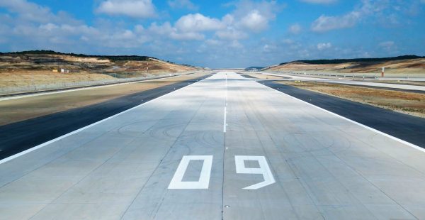 
L’aéroport d’Istanbul a mis en service sa quatrième piste principale le 18 septembre 2026. Longue de 2 820 mètres et large