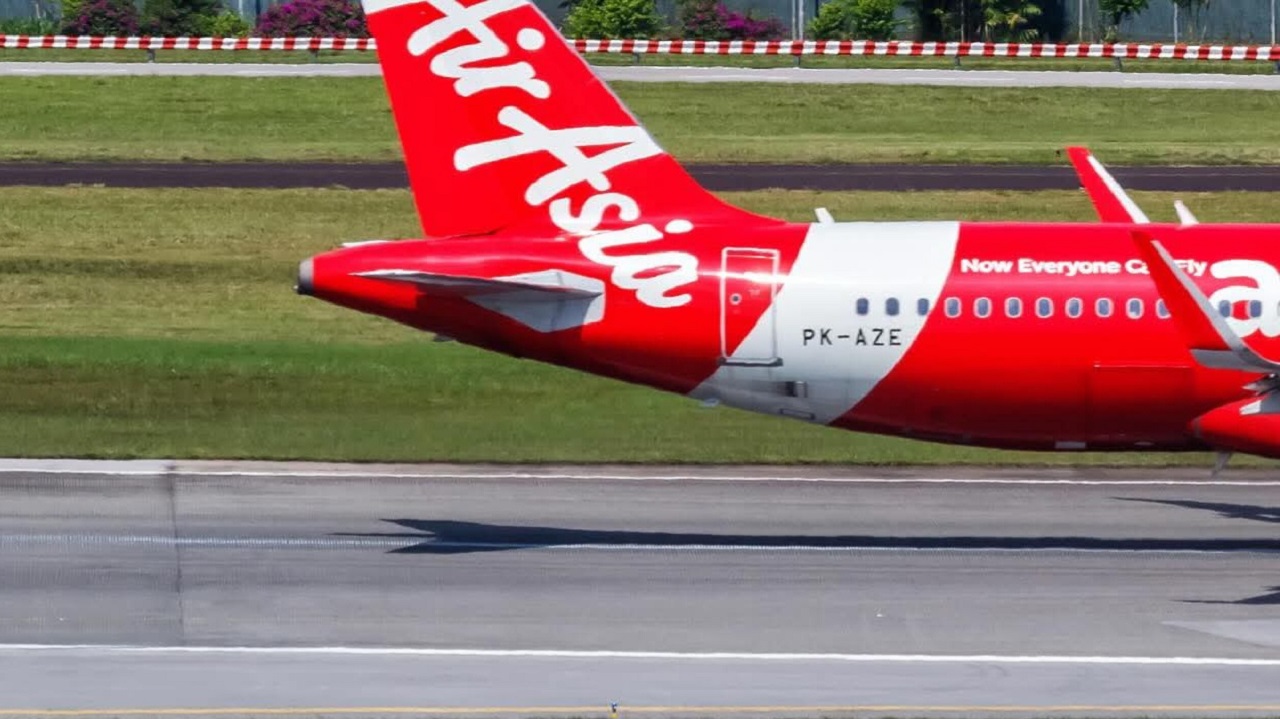 Tony Fernandes provoque Singapore Airlines sur les repas, les passagers lui répondent