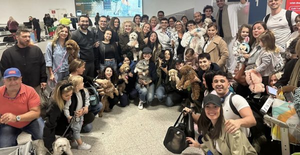 
Alors que la guerre au Moyen-Orient force des milliers d’expatriés à fuir les Émirats arabes unis, la Grèce a organisé un 