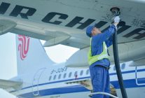 
La flambée des prix du kérosène, provoquée par les tensions au Moyen-Orient et la fermeture effective du détroit d’Ormuz, 