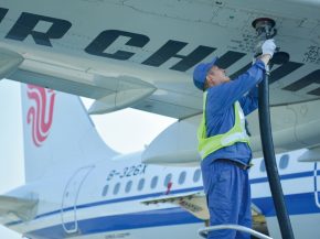 
La flambée des prix du kérosène, provoquée par les tensions au Moyen-Orient et la fermeture effective du détroit d’Ormuz, 