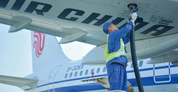 
La flambée des prix du kérosène, provoquée par les tensions au Moyen-Orient et la fermeture effective du détroit d’Ormuz, 