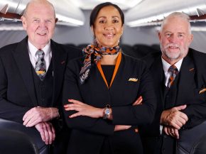 
EasyJet a lancé au Royaume-Uni une campagne nationale pour recruter des personnes de plus de 45 ans comme personnel de cabine, s