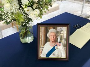 
Pour éviter les nuisances sonores lors des funérailles et  en signe de respect» pour de feue Elizabeth II, l aéroport de Lon