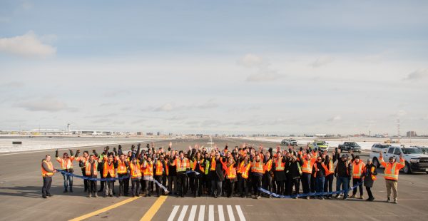 
L aéroport international Pearson de Toronto a annoncé lundi la réouverture de la piste 06L/24R, la deuxième piste la plus ach